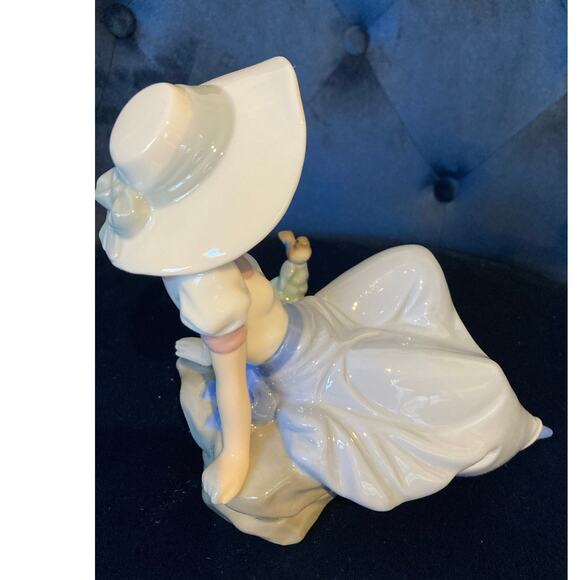 NAO by Lladro “Girl with Bird” Figurine #01042 –1987 With Box – Excellent item. - Picture 2 of 7